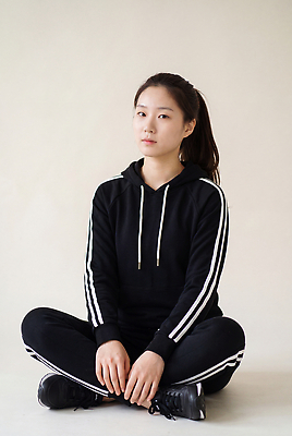 JPG 편집이미지 여자 패션 스포츠 포즈 실내 표정 사람 앉기 운동복 운동 검은색 헬스 의료성형뷰티 스타일 편집실사 AI인물포토 AI콘텐츠 옷 컬러 모션 건강 내부 CG 파일형식 AI포토