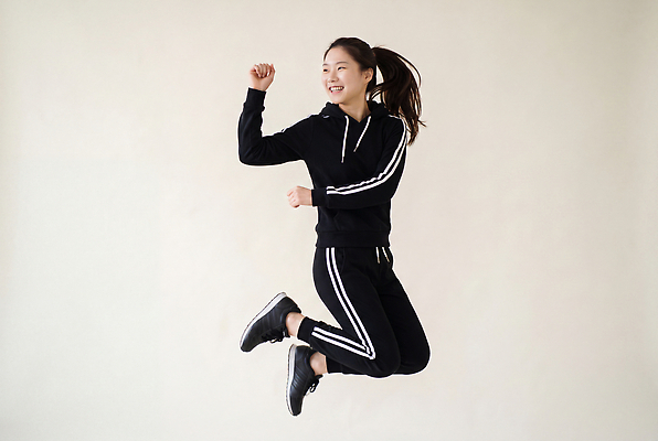 JPG 편집이미지 여자 행복 스포츠 포즈 표정 운동복 운동 점프 헬스 기쁨 에너지 연습 체육복 의료성형뷰티 편집실사 AI인물포토 AI콘텐츠 옷 감정 모션 건강 사람 체육 CG 파일형식 AI포토