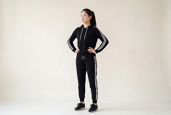 JPG 편집이미지 여자 스포츠 포즈 운동화 건강 서기 일상 운동복 운동 헬스 스트레칭 체육 준비 의료성형뷰티 편집실사 AI인물포토 AI콘텐츠 옷 신발 모션 사람 라이프 CG 파일형식 AI포토 생활