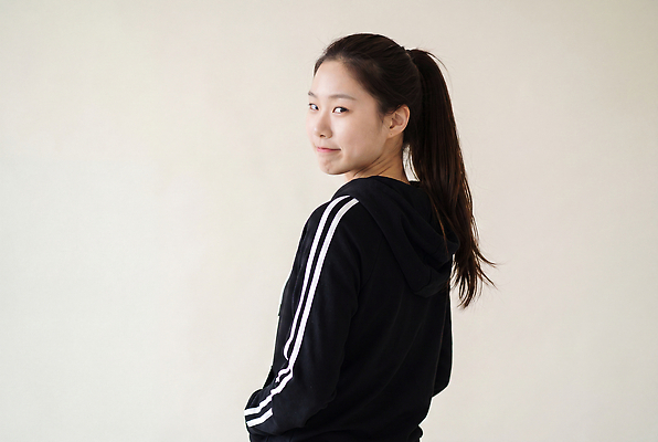 JPG 편집이미지 긴머리 여자 패션 포즈 실내 미소 일상 운동복 운동 헬스 편안함 의료성형뷰티 스타일 편집실사 AI인물포토 AI콘텐츠 헤어스타일 옷 표정 건강 사람 내부 라이프 감각 CG 파일형식 AI포토 생활