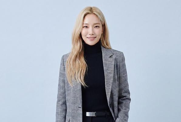 JPG 모델 편집이미지 긴머리 옷 여자 패션 미소 정장 사무실 비즈니스우먼 전문 의료성형뷰티 스타일 편집실사 AI인물포토 AI콘텐츠 헤어스타일 비즈니스 표정 사람 직장인 CG 파일형식 AI포토 직업