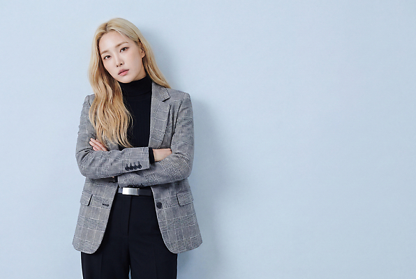 JPG 편집이미지 헤어스타일 여자 포즈 실내 무표정 정장 캐주얼 팔짱 비즈니스우먼 의료성형뷰티 스타일 편집실사 AI인물포토 AI콘텐츠 옷 감정 비즈니스 모션 표정 사람 내부 직장인 CG 파일형식 AI포토 직업