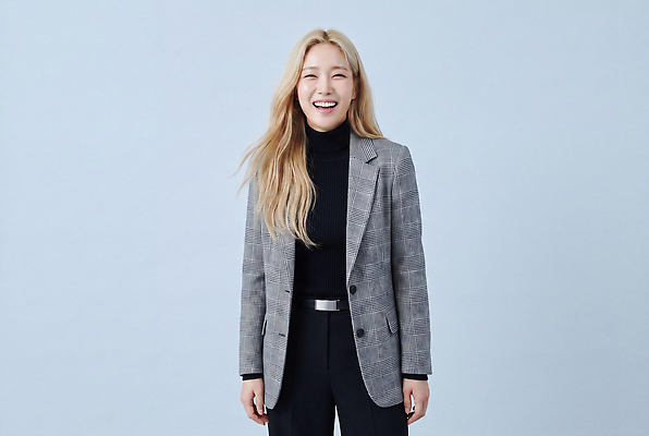 JPG 모델 편집이미지 여자 패션 포즈 표정 웃음 사람 정장 캐주얼 재킷 비즈니스우먼 체크무늬 파란배경 의료성형뷰티 스타일 편집실사 AI인물포토 AI콘텐츠 옷 무늬 비즈니스 파란색 외투 직장인 CG 파일형식 AI포토 직업 컬러 상의