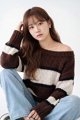 JPG 모델 편집이미지 여자 패션 포즈 미소 앉기 머리 줄무늬 청바지 스웨터 의료성형뷰티 스타일 편집실사 AI인물포토 AI콘텐츠 상의 무늬 바지 모션 표정 사람 신체부위 CG 파일형식 AI포토 옷 하의