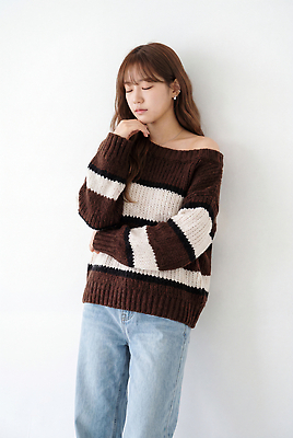 JPG 편집이미지 옷 여자 패션 벽 포즈 생각 기댐 청바지 편안함 스웨터 의료성형뷰티 스타일 편집실사 AI인물포토 AI콘텐츠 상의 바지 모션 사람 감각 CG 파일형식 AI포토 하의