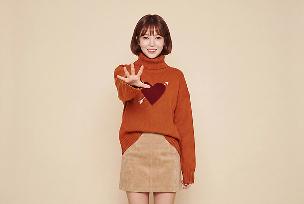JPG 모델 편집이미지 옷 여자 패션 포즈 짧은머리 미소 갈색 하트 스웨터 즐거움 니트 의료성형뷰티 스타일 편집실사 AI인물포토 AI콘텐츠 모양 헤어스타일 감정 컬러 상의 표정 사람 CG 파일형식 AI포토