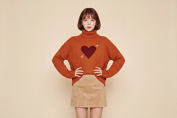 JPG 편집이미지 옷 여자 패션 서기 앞모습 치마 갈색 귀여움 하트 스웨터 니트 코디 의료성형뷰티 스타일 편집실사 AI인물포토 AI콘텐츠 모양 뷰포인트 컬러 컨셉 상의 모션 하의 사람 CG 파일형식 AI포토