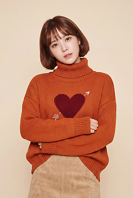 JPG 편집이미지 옷 여자 패션 사람 상반신 갈색 주황색 하트 스웨터 니트 의료성형뷰티 스타일 편집실사 AI인물포토 AI콘텐츠 모양 컬러 상의 CG 파일형식 AI포토