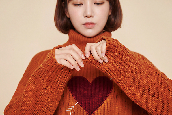 JPG 편집이미지 옷 여자 패션 실내 따뜻함 사람 갈색 주황색 하트 스웨터 니트 의료성형뷰티 스타일 편집실사 AI인물포토 AI콘텐츠 모양 컬러 상의 내부 CG 파일형식 AI포토