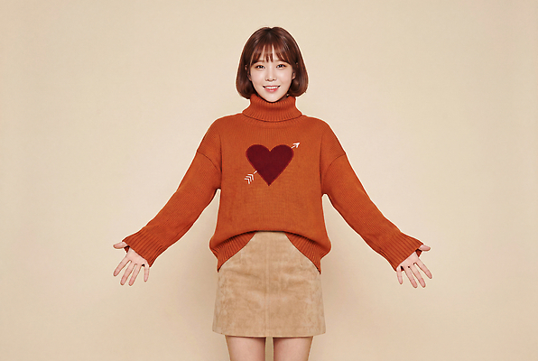 JPG 모델 편집이미지 옷 여자 패션 서기 미소 치마 갈색 하트 스웨터 니트 의료성형뷰티 스타일 편집실사 AI인물포토 AI콘텐츠 모양 컬러 상의 모션 하의 표정 사람 CG 파일형식 AI포토