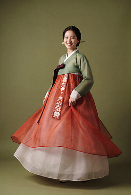 JPG 편집이미지 전통 옷 여자 명절 문화 포즈 한국 웃음 한복 즐거움 의료성형뷰티 스타일 편집실사 AI인물포토 AI콘텐츠 한국전통 기념일 감정 아시아 표정 사람 전통의상 CG 파일형식 AI포토 나라 이벤트