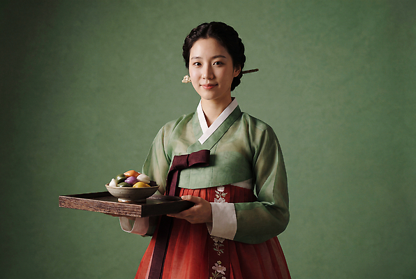 JPG 편집이미지 전통 옷 여자 명절 문화 한식 떡 한국 미소 식사 전통음식 한복 의료성형뷰티 편집실사 AI인물포토 AI콘텐츠 한국전통 기념일 아시아 음식 표정 사람 전통의상 CG 파일형식 AI포토 나라 이벤트