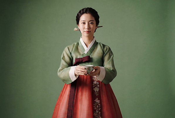 JPG 편집이미지 한국문화 전통 옷 여자 명절 문화 한국 찻잔 한복 의료성형뷰티 편집실사 AI인물포토 AI콘텐츠 동양문화 한국전통 기념일 아시아 잔 사람 전통의상 CG 파일형식 AI포토 식기 나라 이벤트
