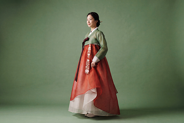 JPG 편집이미지 전통 옷 여자 명절 문화 포즈 스튜디오 한국 서기 걷기 한복 의료성형뷰티 편집실사 AI인물포토 AI콘텐츠 한국전통 기념일 아시아 모션 사람 전통의상 CG 파일형식 AI포토 나라 이벤트