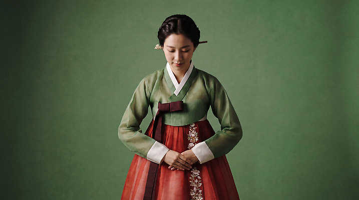 JPG 편집이미지 전통 옷 여자 명절 문화 포즈 한국 인사 전통의상 한복 의료성형뷰티 겸손 편집실사 AI인물포토 AI콘텐츠 한국전통 기념일 아시아 사람 예절 CG 파일형식 AI포토 나라 이벤트