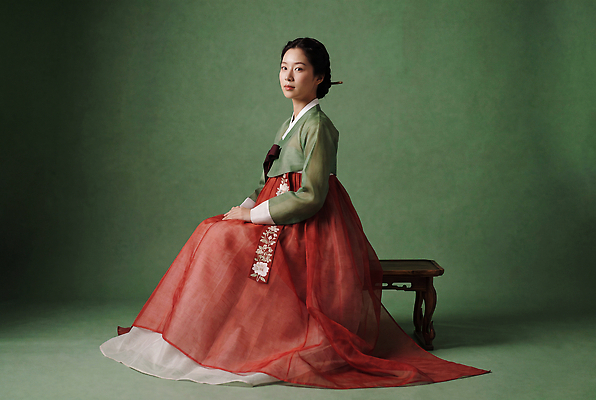 JPG 편집이미지 전통 옷 여자 명절 문화 포즈 한국 앉기 역사 한복 의료성형뷰티 스타일 편집실사 AI인물포토 AI콘텐츠 한국전통 기념일 아시아 모션 사람 전통의상 CG 파일형식 AI포토 나라 이벤트