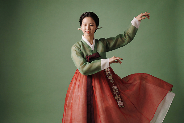 JPG 편집이미지 전통 옷 여자 명절 문화 포즈 한국 춤 전통의상 한복 의료성형뷰티 편집실사 AI인물포토 AI콘텐츠 한국전통 기념일 아시아 문화예술 사람 CG 파일형식 AI포토 나라 이벤트