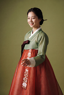 JPG 편집이미지 전통 여자 패션 명절 문화 포즈 한국 미소 전통의상 한복 의료성형뷰티 편집실사 AI인물포토 AI콘텐츠 한국전통 기념일 아시아 표정 사람 CG 파일형식 AI포토 나라 이벤트