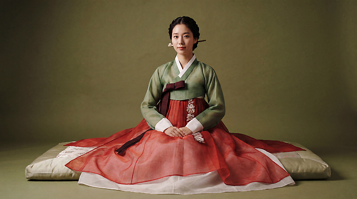 JPG 편집이미지 응시 옷 여자 명절 문화 스튜디오 한국 앉기 앞모습 전통의상 한복 의료성형뷰티 편집실사 AI인물포토 AI콘텐츠 한국전통 전통 시선 기념일 아시아 뷰포인트 모션 사람 CG 파일형식 AI포토 나라 이벤트