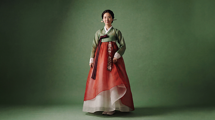 JPG 편집이미지 전통 옷 여자 명절 문화 한국 서기 미소 전통의상 한복 의료성형뷰티 편집실사 AI인물포토 AI콘텐츠 한국전통 기념일 아시아 모션 표정 사람 CG 파일형식 AI포토 나라 이벤트