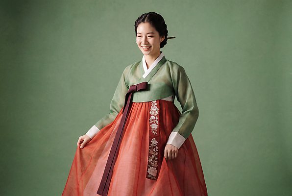 JPG 편집이미지 전통 옷 여자 명절 문화 한국 표정 웃음 기쁨 한복 의료성형뷰티 스타일 편집실사 AI인물포토 AI콘텐츠 한국전통 기념일 감정 아시아 사람 전통의상 CG 파일형식 AI포토 나라 이벤트