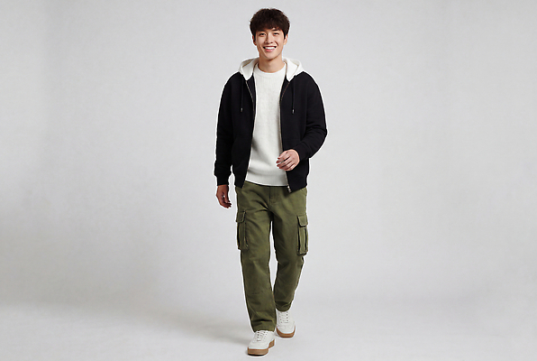 JPG 모델 편집이미지 옷 패션 남자 포즈 바지 스튜디오 웃음 걷기 후드티셔츠 의료성형뷰티 스타일 편집실사 AI인물포토 AI콘텐츠 티셔츠 모션 하의 표정 사람 CG 파일형식 AI포토 셔츠 상의