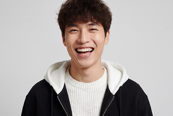 JPG 편집이미지 패션 남자 포즈 실내 미소 웃음 일상 친구 스웨터 즐거움 후드티셔츠 의료성형뷰티 편집실사 AI인물포토 AI콘텐츠 감정 상의 티셔츠 관계 표정 사람 내부 라이프 CG 파일형식 AI포토 옷 셔츠 생활