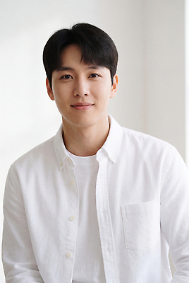 JPG 편집이미지 남자 실내 표정 웃음 사람 편안함 모던 의료성형뷰티 편집실사 AI인물포토 AI콘텐츠 내부 감각 CG 파일형식 AI포토