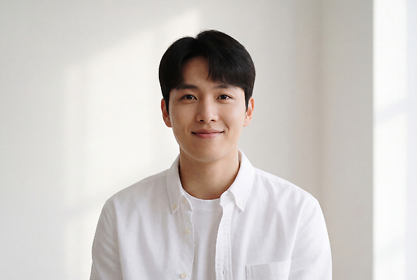 JPG 편집이미지 옷 남자 포즈 셔츠 표정 미소 흰색 편안함 의료성형뷰티 편집실사 AI인물포토 AI콘텐츠 컬러 상의 사람 감각 CG 파일형식 AI포토