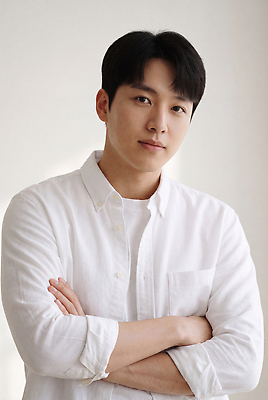 JPG 편집이미지 옷 남자 포즈 셔츠 무표정 사람 팔짱 흰색 의료성형뷰티 스타일 편집실사 AI인물포토 AI콘텐츠 감정 컬러 상의 모션 표정 CG 파일형식 AI포토