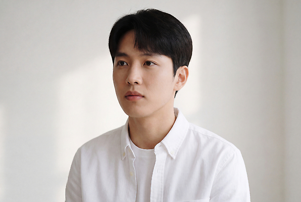JPG 편집이미지 옷 남자 생각 표정 방 편안함 집중 오브젝트 의료성형뷰티 편집실사 AI인물포토 AI콘텐츠 컨셉 사람 감각 CG 파일형식 AI포토