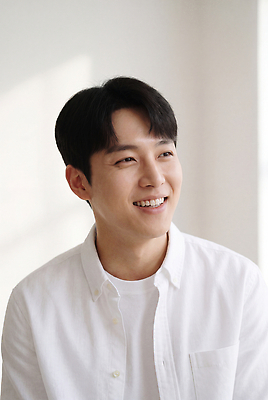 JPG 편집이미지 남자 표정 미소 웃음 사람 일상 머리 깨끗함 방 편안함 즐거움 의료성형뷰티 편집실사 AI인물포토 AI콘텐츠 감정 컨셉 라이프 신체부위 감각 CG 파일형식 AI포토 생활