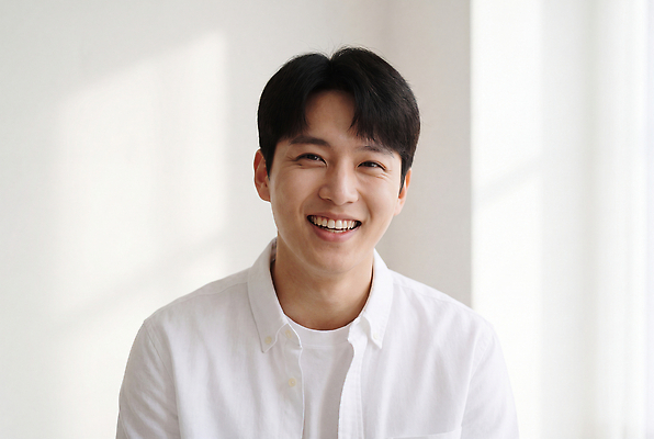 JPG 편집이미지 남자 행복 셔츠 실내 밝음 웃음 햇빛 기쁨 흰색 창가 의료성형뷰티 편집실사 AI인물포토 AI콘텐츠 감정 컬러 상의 창문 표정 사람 내부 빛 CG 파일형식 AI포토 옷