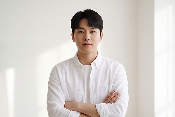 JPG 모델 편집이미지 남자 포즈 셔츠 실내 표정 사람 청년 팔짱 흰색 의료성형뷰티 편집실사 AI인물포토 AI콘텐츠 컬러 상의 모션 성인 내부 CG 파일형식 AI포토 옷