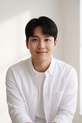 JPG 편집이미지 응시 남자 행복 얼굴 포즈 실내 미소 사람 앉기 의료성형뷰티 편집실사 AI인물포토 AI콘텐츠 시선 감정 모션 표정 내부 신체부위 CG 파일형식 AI포토
