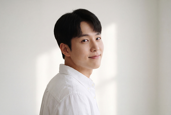 JPG 편집이미지 남자 포즈 셔츠 표정 미소 사람 옆모습 의료성형뷰티 편집실사 AI인물포토 AI콘텐츠 뷰포인트 상의 CG 파일형식 AI포토 옷