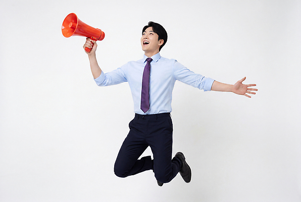 JPG 편집이미지 남자 웃음 점프 확성기 기쁨 축하 열정 소통 의료성형뷰티 편집실사 AI인물포토 AI콘텐츠 감정 컨셉 모션 표정 사람 CG 파일형식 AI포토