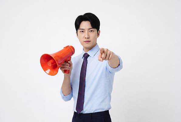 JPG 편집이미지 남자 포즈 정장 확성기 가리킴 지시 소통 의료성형뷰티 편집실사 AI인물포토 AI콘텐츠 옷 컨셉 모션 사람 손짓 CG 파일형식 AI포토