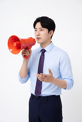 JPG 편집이미지 남자 말하기 사람 정장 확성기 군중 목소리 소통 의료성형뷰티 편집실사 AI인물포토 AI콘텐츠 옷 컨셉 모션 CG 파일형식 AI포토