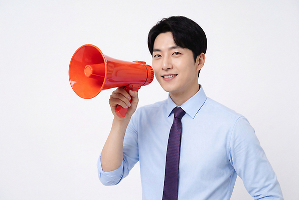 JPG 편집이미지 남자 셔츠 넥타이 미소 사람 확성기 소통 의료성형뷰티 편집실사 AI인물포토 AI콘텐츠 잡화 컨셉 상의 표정 CG 파일형식 AI포토 옷