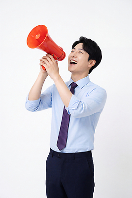 JPG 편집이미지 남자 실내 웃음 사람 정장 확성기 소리 목소리 의료성형뷰티 편집실사 AI인물포토 AI콘텐츠 옷 표정 내부 CG 파일형식 AI포토