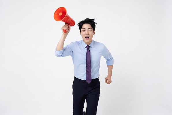 JPG 편집이미지 남자 셔츠 넥타이 실내 웃음 사람 달리기 확성기 소리 목소리 의료성형뷰티 편집실사 AI인물포토 AI콘텐츠 잡화 상의 모션 표정 내부 CG 파일형식 AI포토 옷