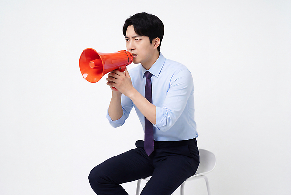 JPG 편집이미지 남자 표정 말하기 정장 확성기 소리 목소리 의료성형뷰티 편집실사 AI인물포토 AI콘텐츠 옷 모션 사람 CG 파일형식 AI포토