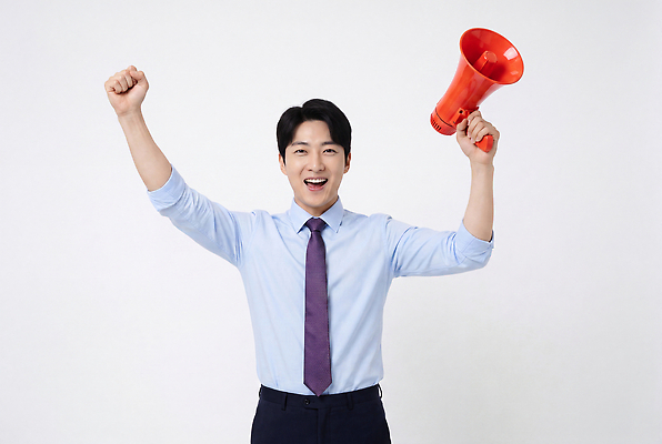 JPG 편집이미지 남자 행복 정장 확성기 외침 기쁨 퍼포먼스 소통 의료성형뷰티 편집실사 AI인물포토 AI콘텐츠 옷 감정 컨셉 사람 소리 CG 파일형식 AI포토