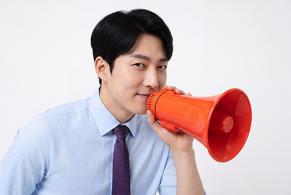JPG 편집이미지 시선 남자 미소 들기 사람 확성기 소통 의료성형뷰티 편집실사 AI인물포토 AI콘텐츠 컨셉 모션 표정 CG 파일형식 AI포토