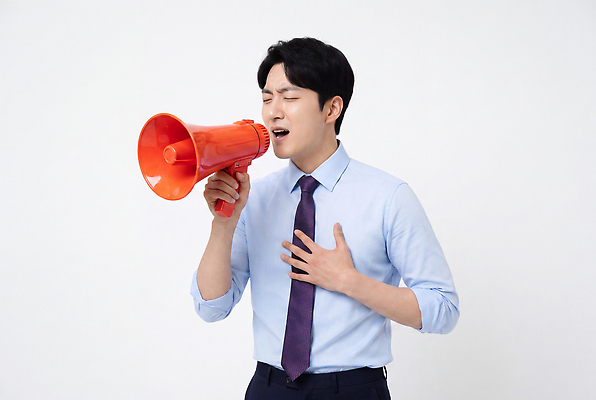 JPG 편집이미지 남자 확성기 흰배경 목소리 소통 의료성형뷰티 스타일 편집실사 AI인물포토 AI콘텐츠 컨셉 사람 흰색 CG 파일형식 AI포토 컬러