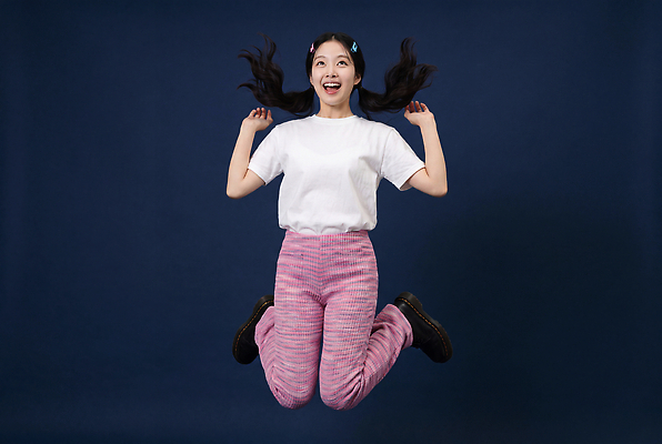 JPG 편집이미지 긴머리 여자 행복 티셔츠 바지 표정 웃음 점프 즐거움 의료성형뷰티 편집실사 AI인물포토 AI콘텐츠 헤어스타일 감정 셔츠 모션 하의 사람 CG 파일형식 AI포토 옷 상의