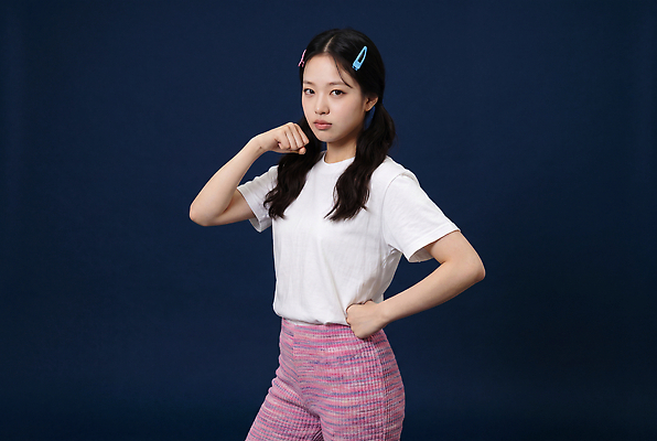 JPG 편집이미지 여자 포즈 티셔츠 바지 표정 사람 주먹 흰색 의료성형뷰티 편집실사 AI인물포토 AI콘텐츠 컬러 셔츠 모션 하의 CG 파일형식 AI포토 옷 상의