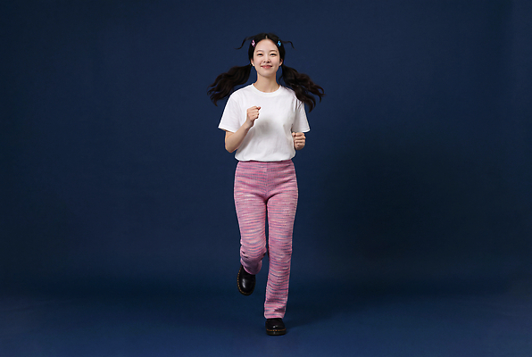 JPG 편집이미지 여자 스포츠 신체 다이어트 실내 표정 건강 운동복 달리기 운동 즐거움 유산소운동 의료성형뷰티 편집실사 AI인물포토 AI콘텐츠 옷 감정 모션 사람 내부 CG 파일형식 AI포토