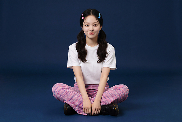 JPG 편집이미지 여자 앉기 편안함 리본핀 의료성형뷰티 편집실사 AI인물포토 AI콘텐츠 모션 사람 감각 머리핀 CG 파일형식 AI포토 장신구